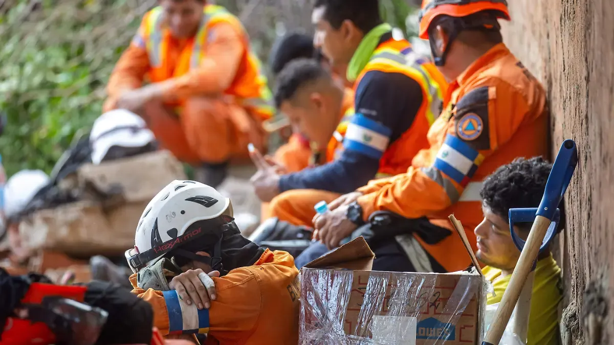 Venezuela condecora a rescatistas de la UE y de México tras el doble terremoto