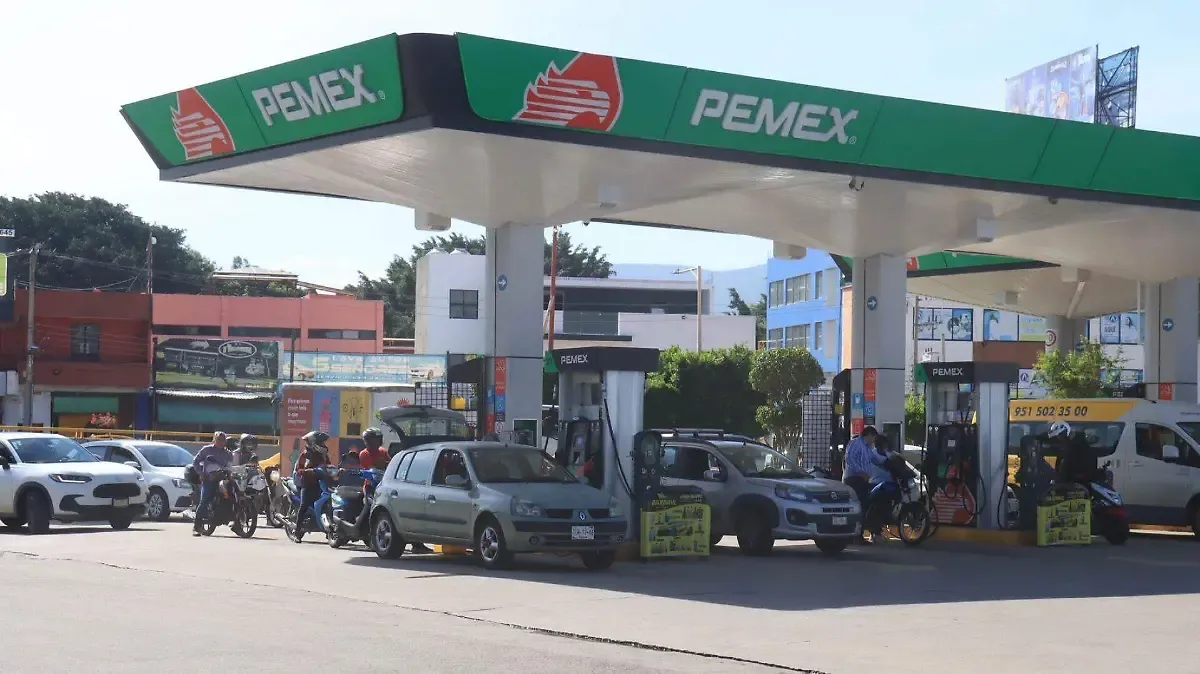 Gobierno federal busca reducir más el precio del diésel tras alza por conflicto entre EU e Irán