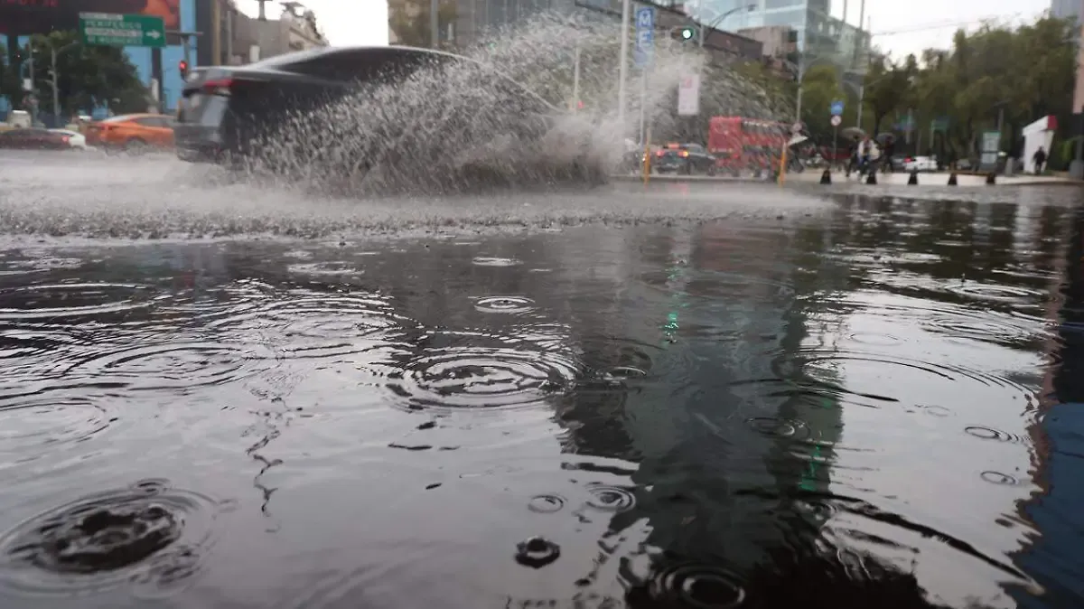 Lluvia deja caos vial y múltiples encharcamientos en CDMX