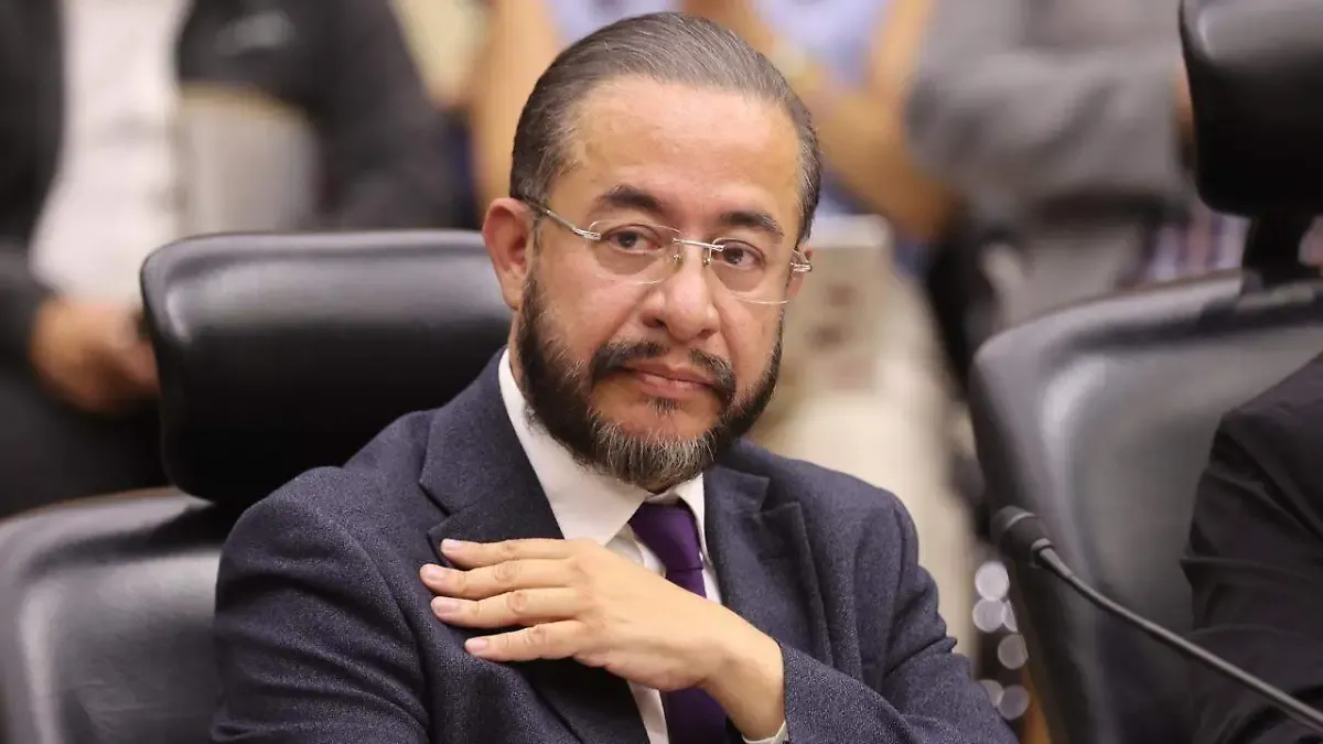 Hugo Eric Flores alista salida de bancada de Morena para representar a PAZ en el INE: Monreal