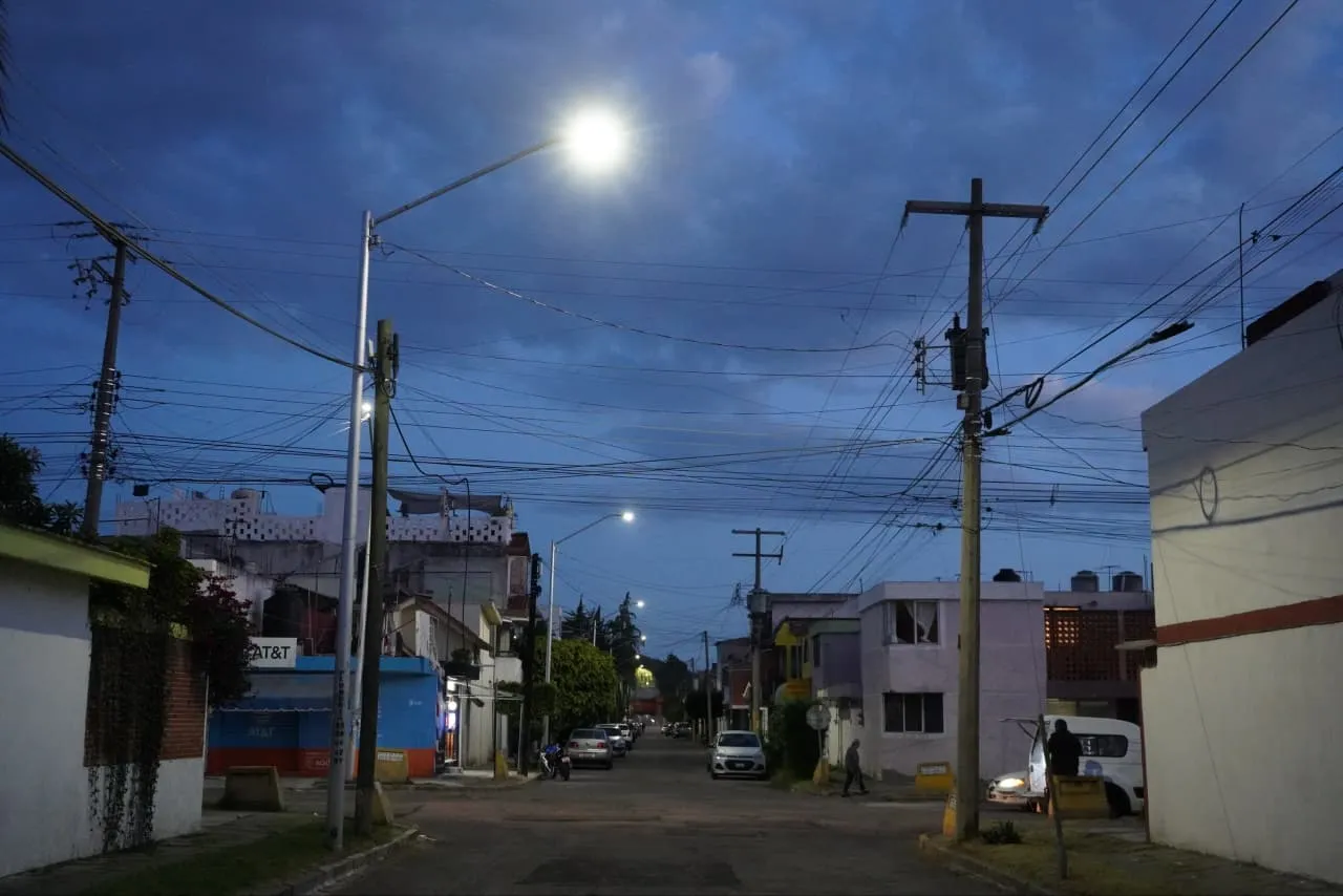 Ayuntamiento de Puebla moderniza 189 luminarias en Plazas Amalucan