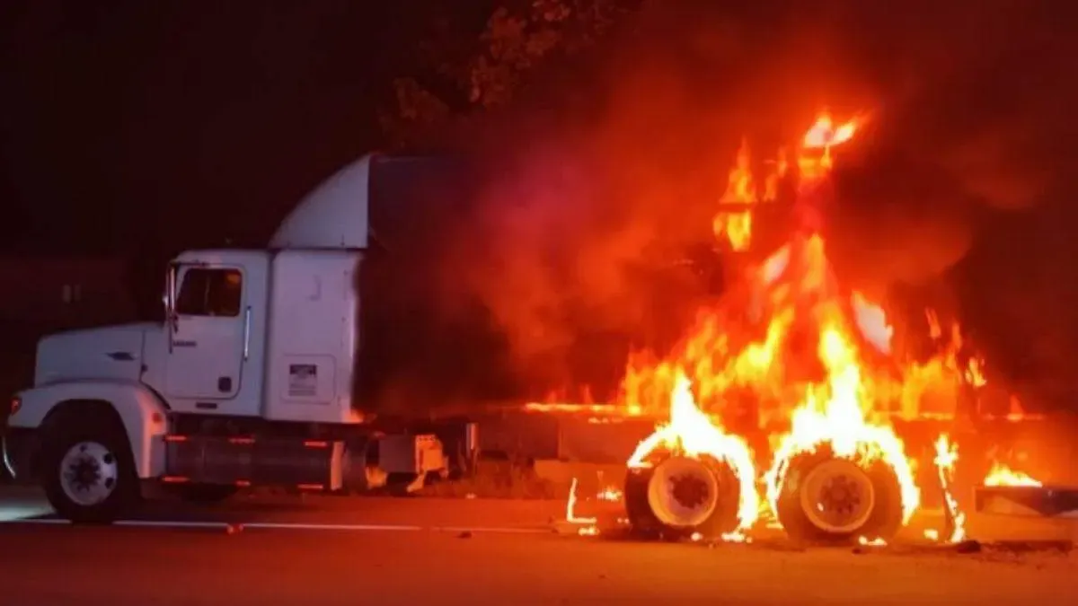 Se incendia tractocamión cargado con cerveza en la carretera Mérida–Valladolid