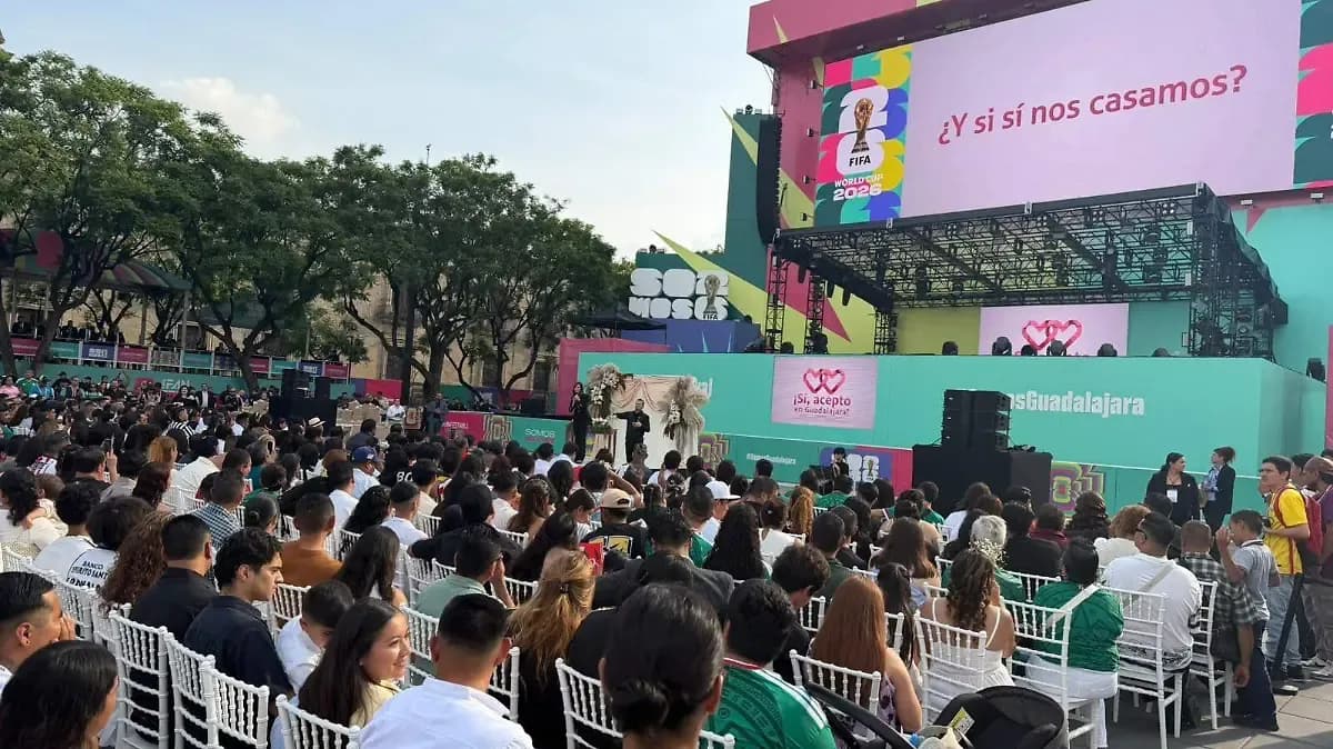 Dan el “sí, acepto” en el primer matrimonio colectivo celebrado en un FIFA Fan Festival