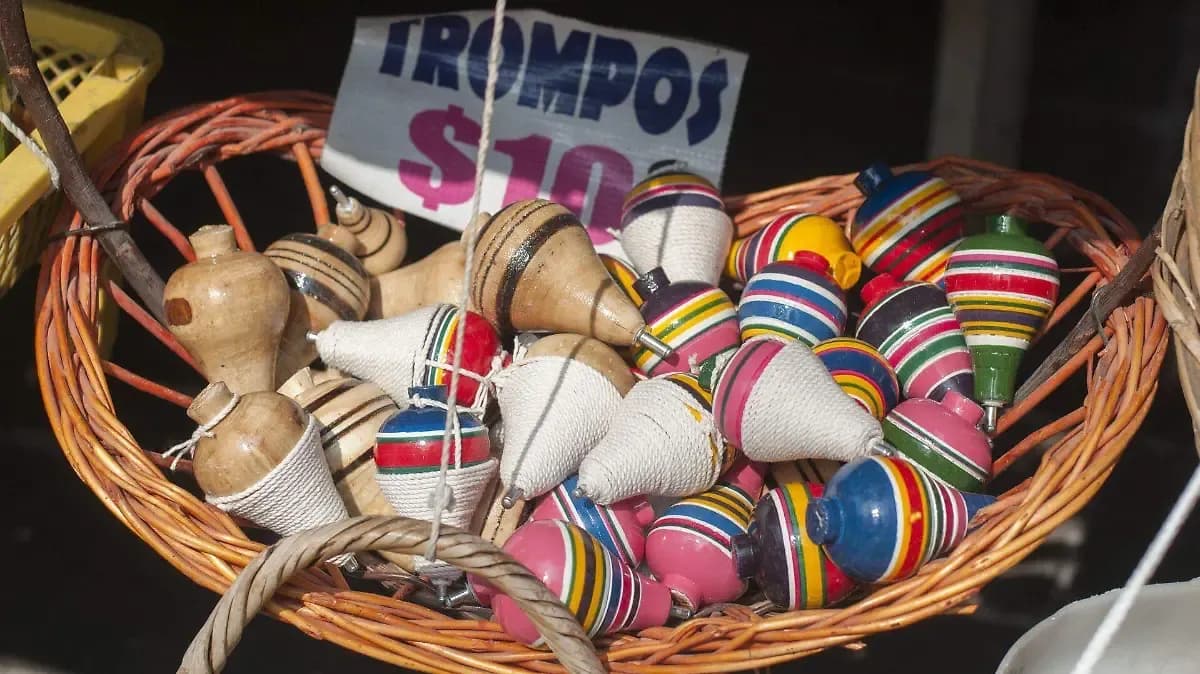 Yoyo, trompo y resorte, la apuesta de la SEP para que los niños jueguen en vez de usar dispositivos