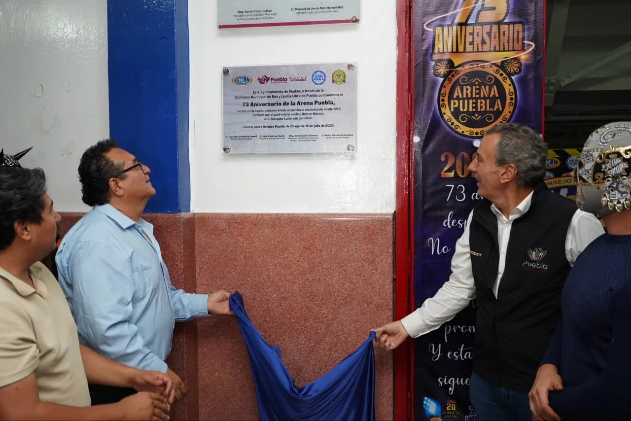 Alcalde de Puebla devela placa por el 73 aniversario de la Arena Puebla