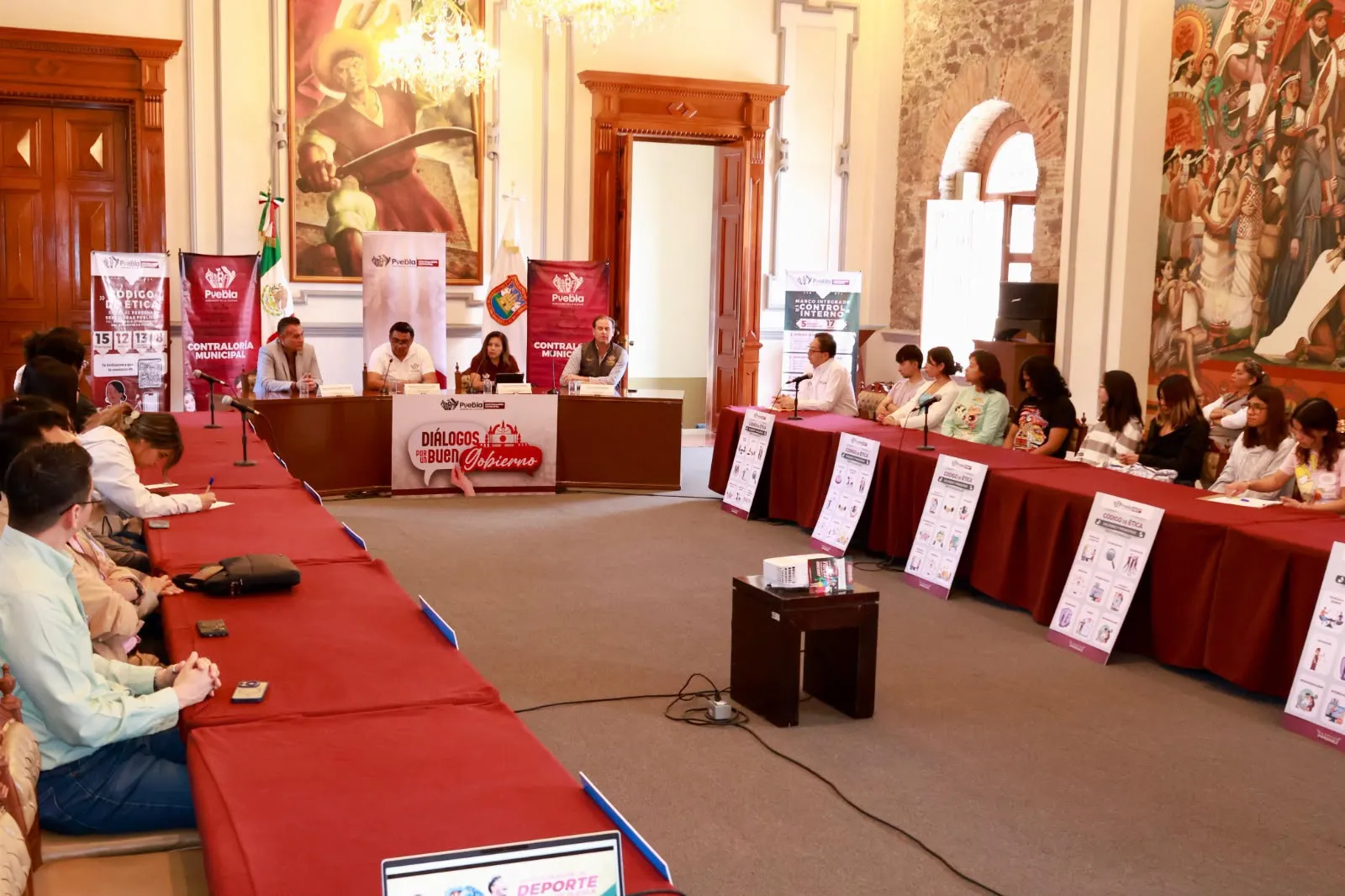 Universitarios participan en diálogo sobre transparencia, deporte y gobierno abierto en Puebla