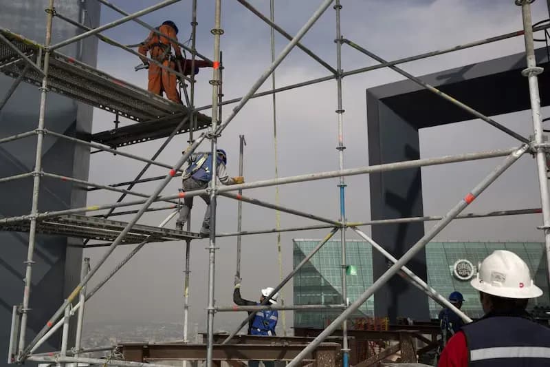 Economía mexicana retrocede en mayo por caída de la construcción