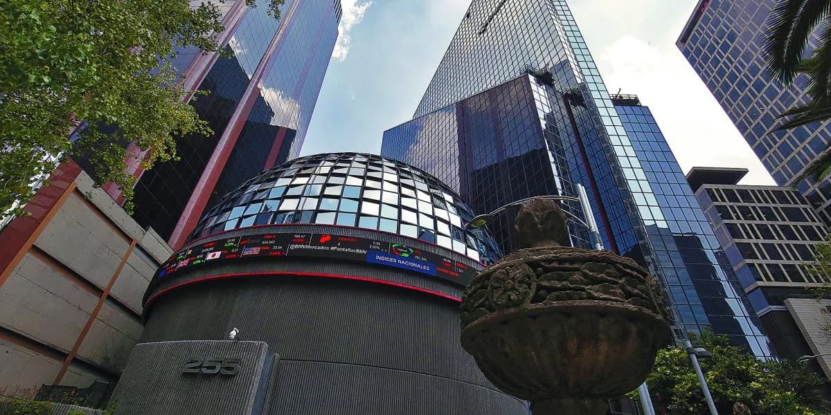 Bolsa Mexicana inicia la semana con ganancias impulsada por reportes empresariales