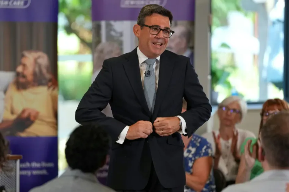 Gobierno británico promete reformar sistema de atención para personas mayores y dependientes
