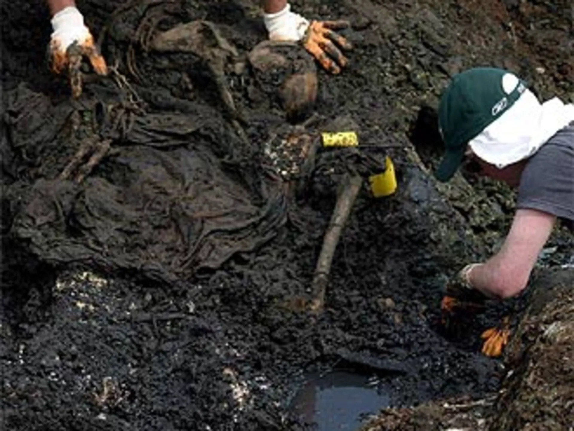 Equipos forenses de Kosovo excavan zona donde podría existir una fosa de la guerra