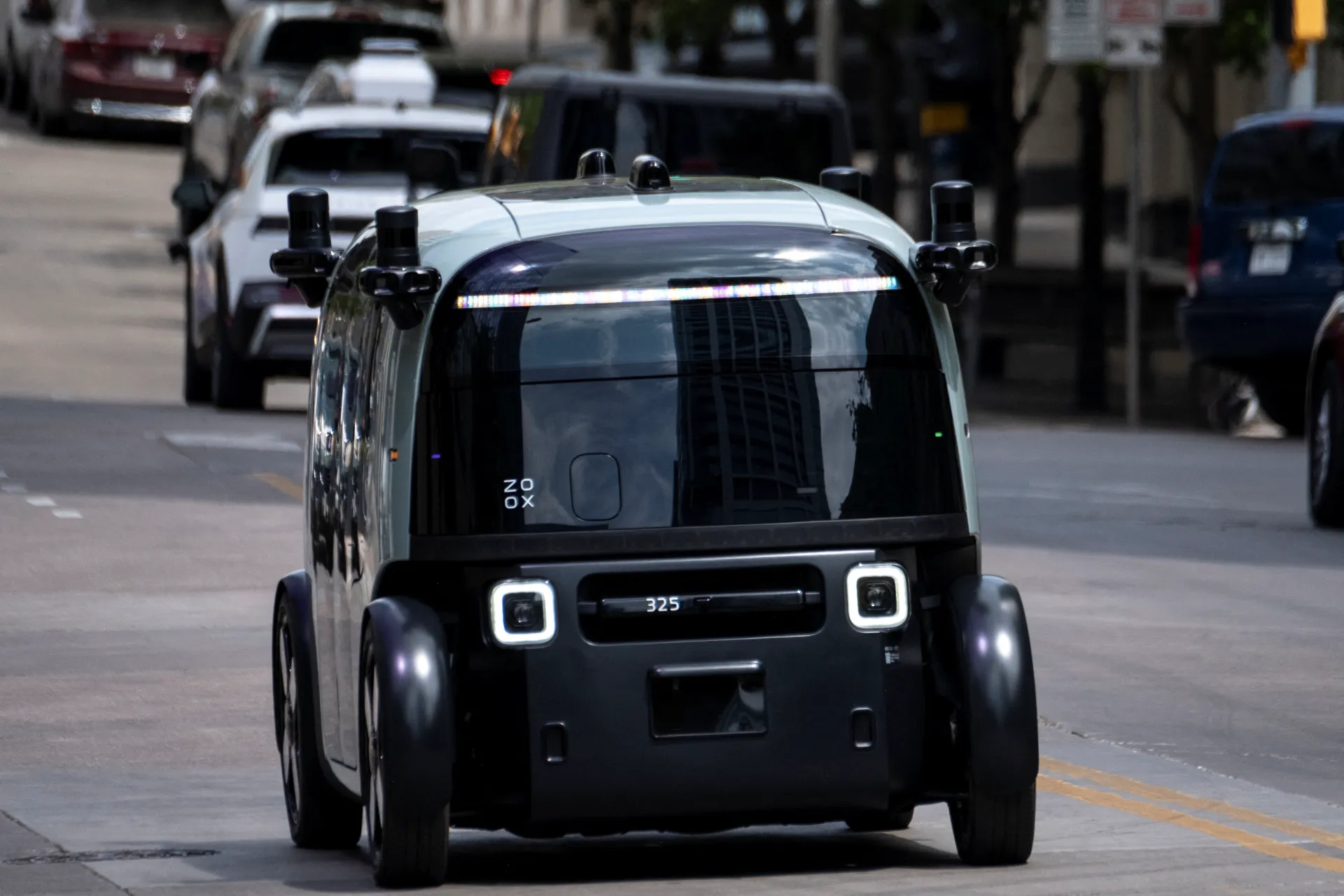 Robotaxis de Amazon reciben autorización para cobrar viajes sin conductor