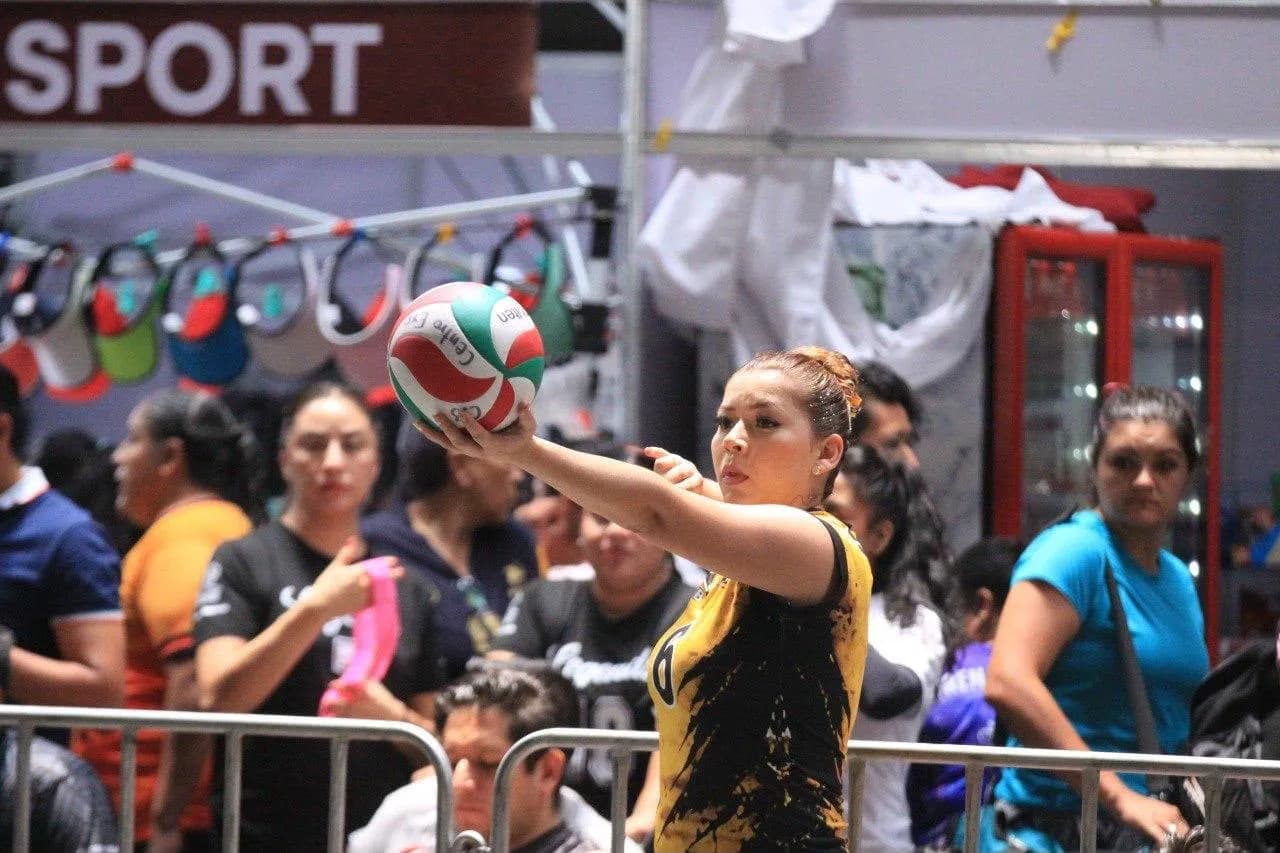 Equipos de 30 estados compiten en el Festival Máster de Voleibol en Puebla