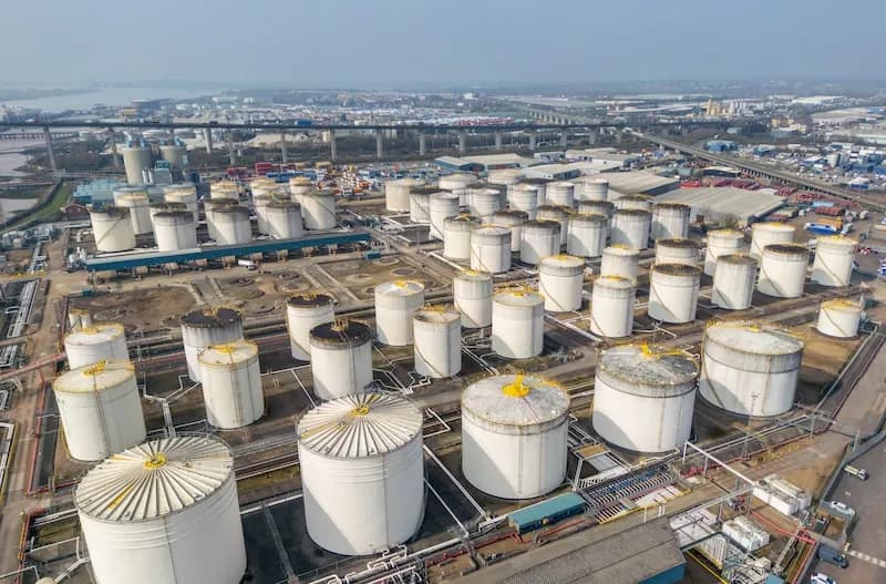 Petróleo cae más de 5% tras pausa de Estados Unidos en ofensiva contra Irán