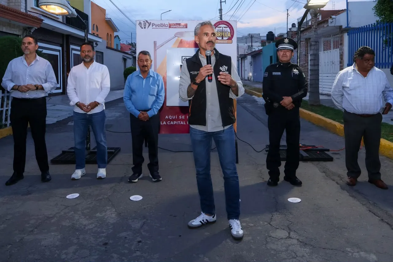 Puebla Brilla moderniza el alumbrado de Galaxia Bosques de Amalucan