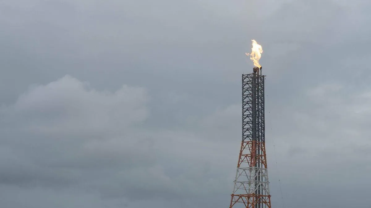 Petróleo sube más de 3% ante nuevas dudas sobre reapertura del estrecho de Ormuz