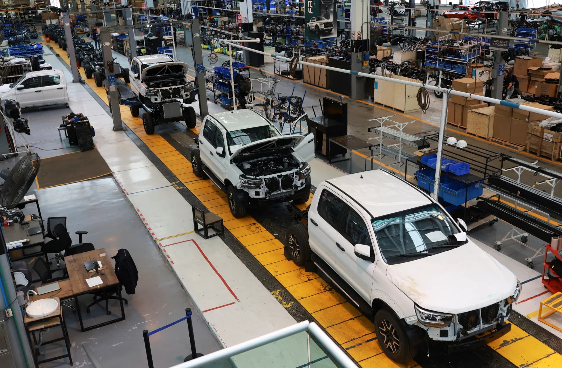 Ventas de automóviles en China acumulan 10 meses de caída y fabricantes miran hacia otros mercados