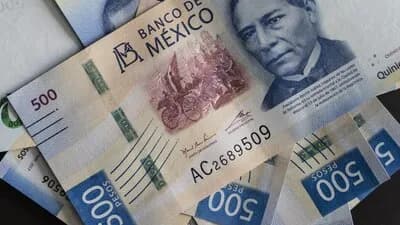 Peso rompe la barrera de 17 unidades por dólar antes de las minutas de la Fed