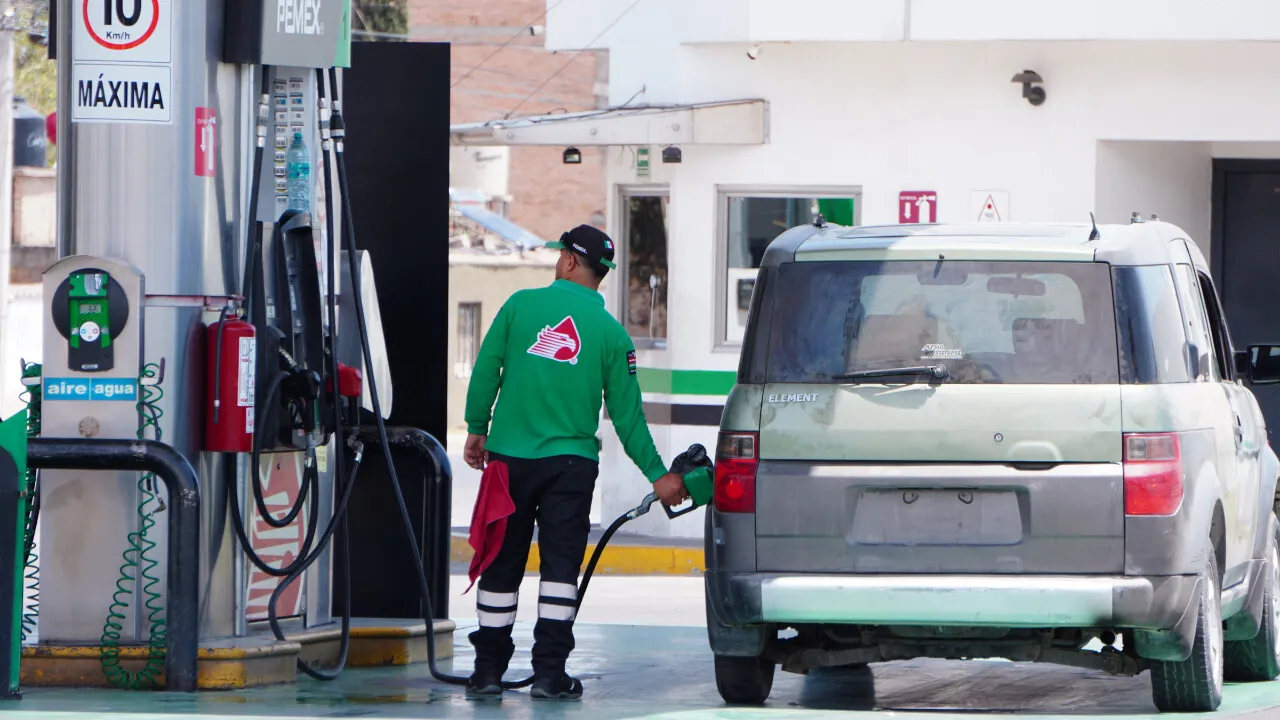 Gasolina y diésel mantendrán esquema de precios máximos hasta febrero de 2027