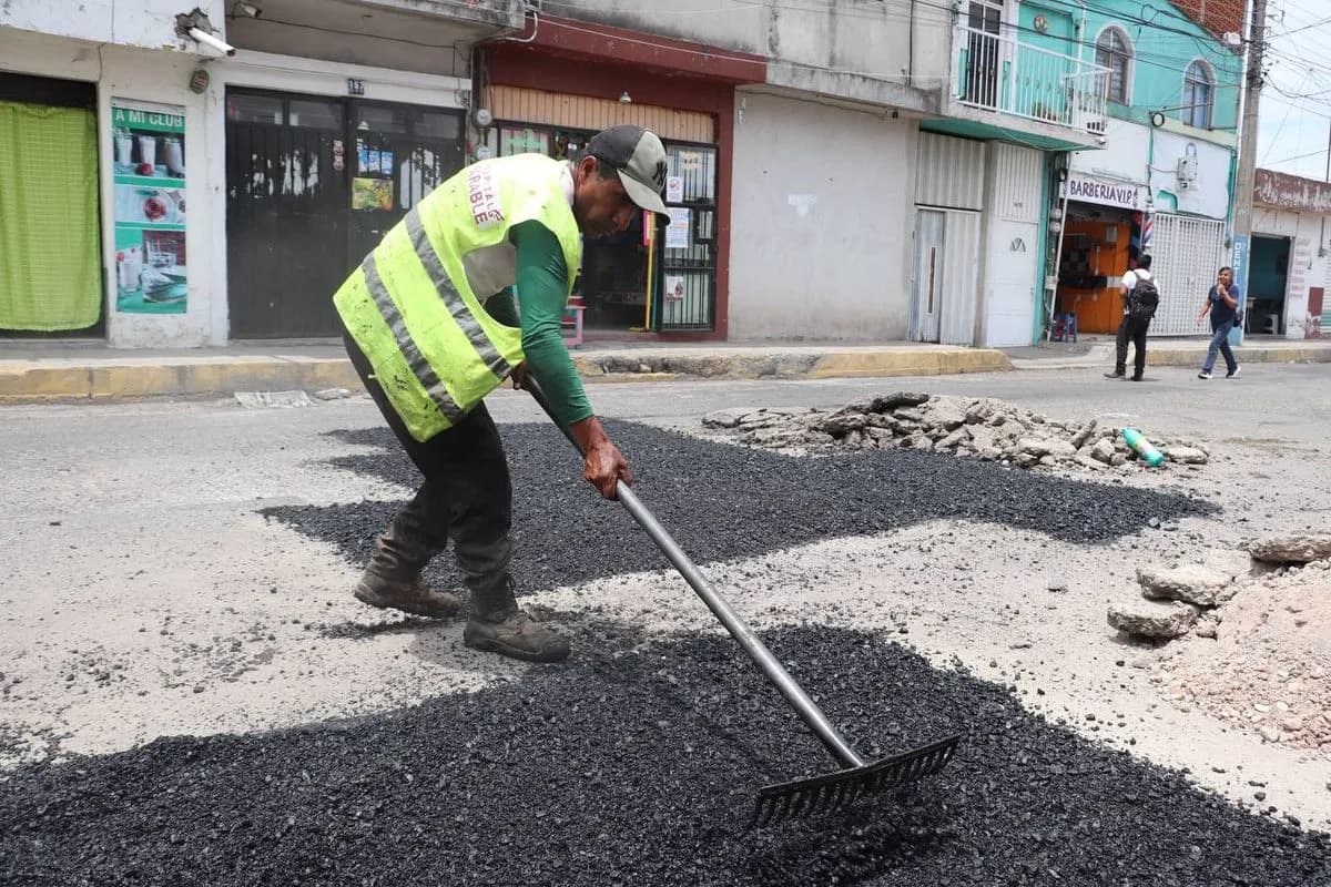 Ayuntamiento de Puebla refuerza mantenimiento vial con bacheo en Hacienda Santa Clara y Villa Verde