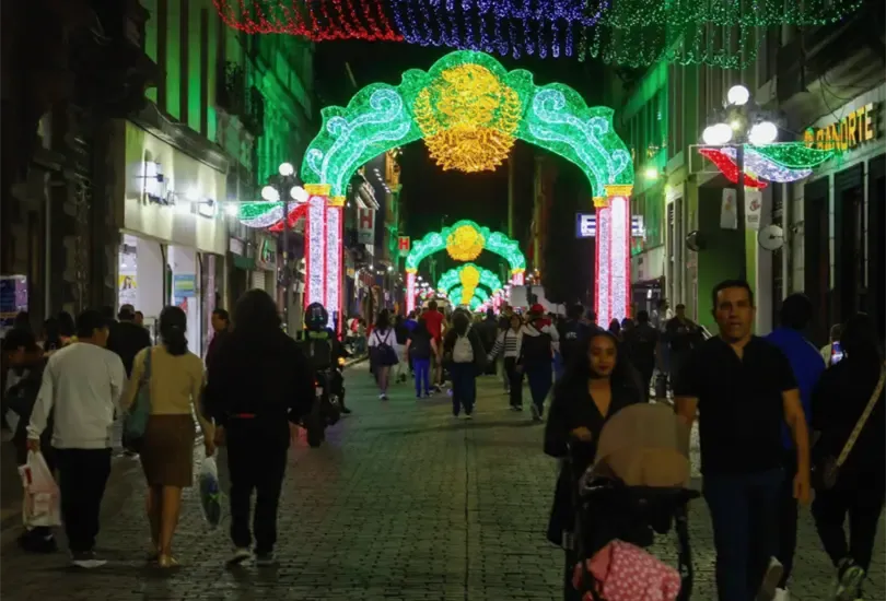 Gobierno de la Ciudad instala 2 mil 400 piezas LED por las Fiestas Patrias en Puebla