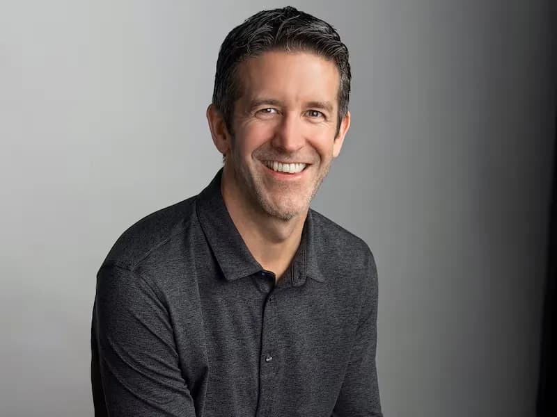 John Ternus toma el control de Apple después de 15 años de Tim Cook como CEO