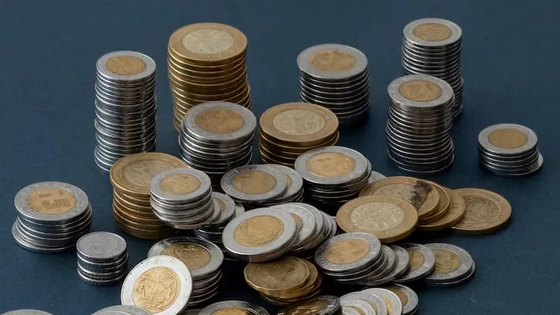 Peso mexicano se mantiene debajo de 17 por dólar mientras mercados esperan el Paquete Económico 2027