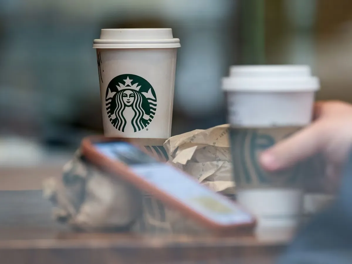 Starbucks recupera clientes, pero sus menores márgenes preocupan a inversionistas