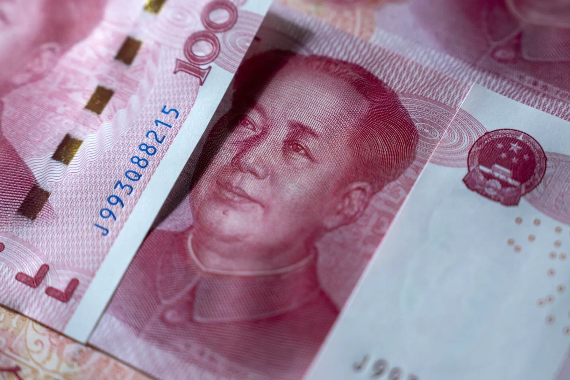 China pide a empresas protegerse ante el fortalecimiento del yuan