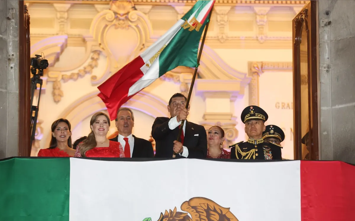 Gobierno estatal y Ayuntamiento de Puebla encabezaron ceremonia del Grito en el Zócalo