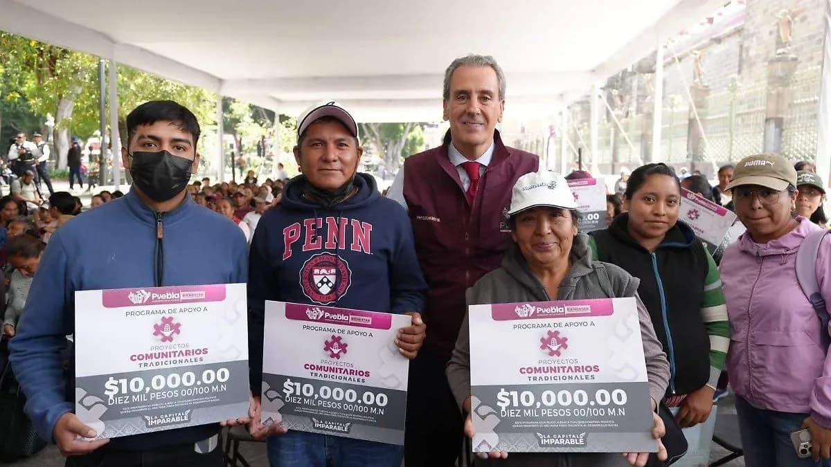 Entrega Ayuntamiento de Puebla apoyos por 2 mdp a proyectos comunitarios tradicionales en Puebla