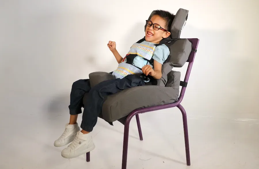 Mexicanos crean un asiento que crece junto con niños con parálisis cerebral