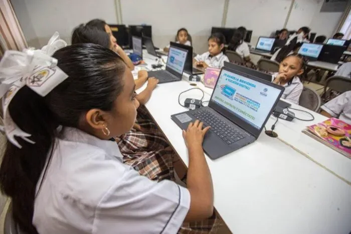 UNESCO pide acompañar la regulación de celulares en escuelas con alfabetización digital