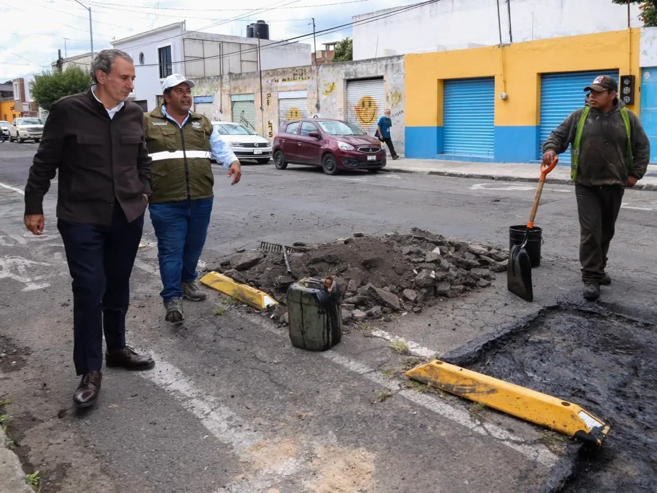 Ayuntamiento de Puebla realiza trabajos de bacheo en la colonia Los Volcanes
