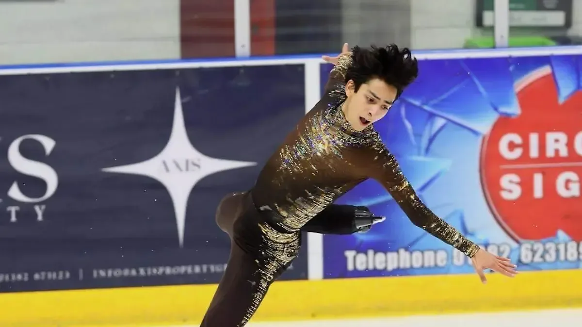 Donovan Carrillo gana el oro en el Tayside Trophy de patinaje artístico, en Escocia