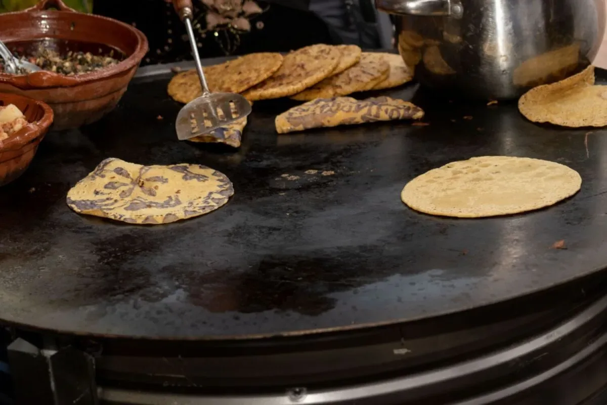 Mercados, tortillas y molcajetes conservan costumbres de raíz mexica