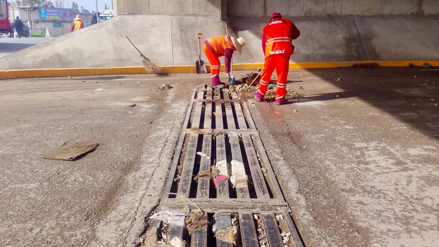 Gobierno de la Ciudad limpia alcantarillas en la Central de Abasto durante temporada de lluvias