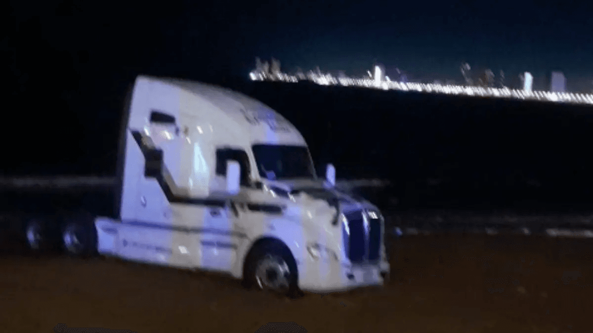 ¿Por dónde se metió? Tráiler se mete a la playa en Mazatlán y queda atorado