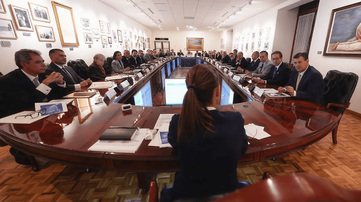 Sheinbaum se reúne con directivos del sector automotor en Palacio Nacional