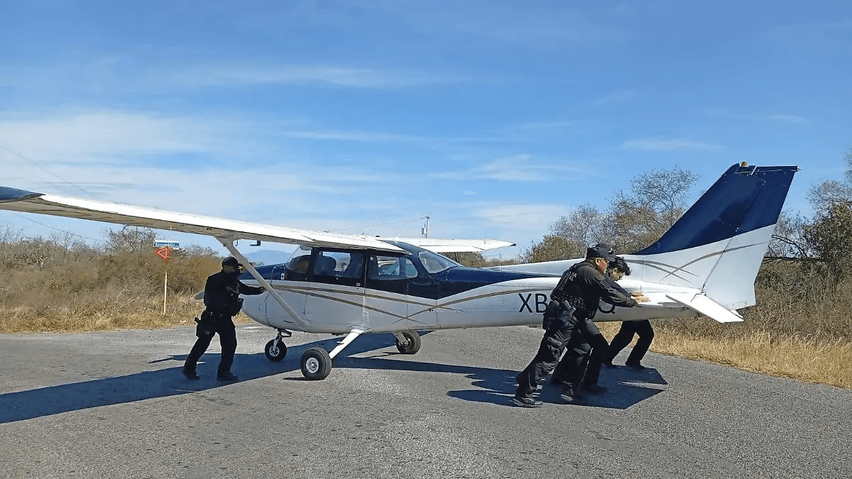 Avioneta realiza aterrizaje de emergencia en carretera de Tamaulipas