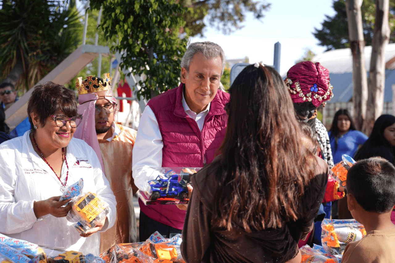 Reyes Magos llenan de sonrisas a niñas y niños de Romero Vargas y La Rosa