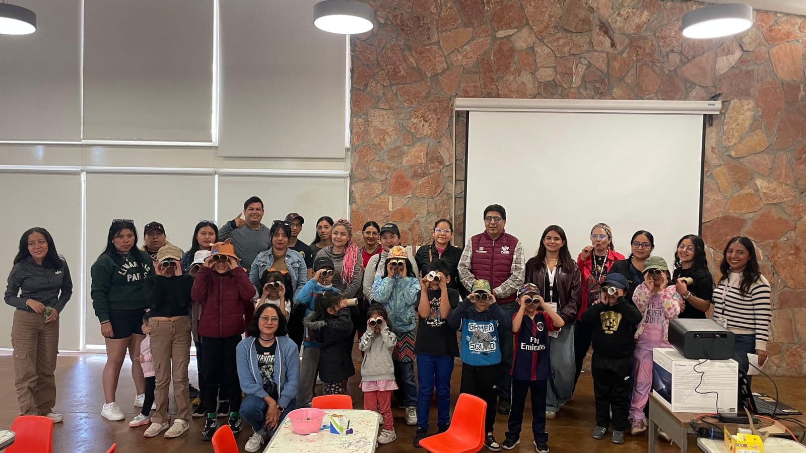 Niñas y niños se convierten en Exploradores de Aves en Chapulco