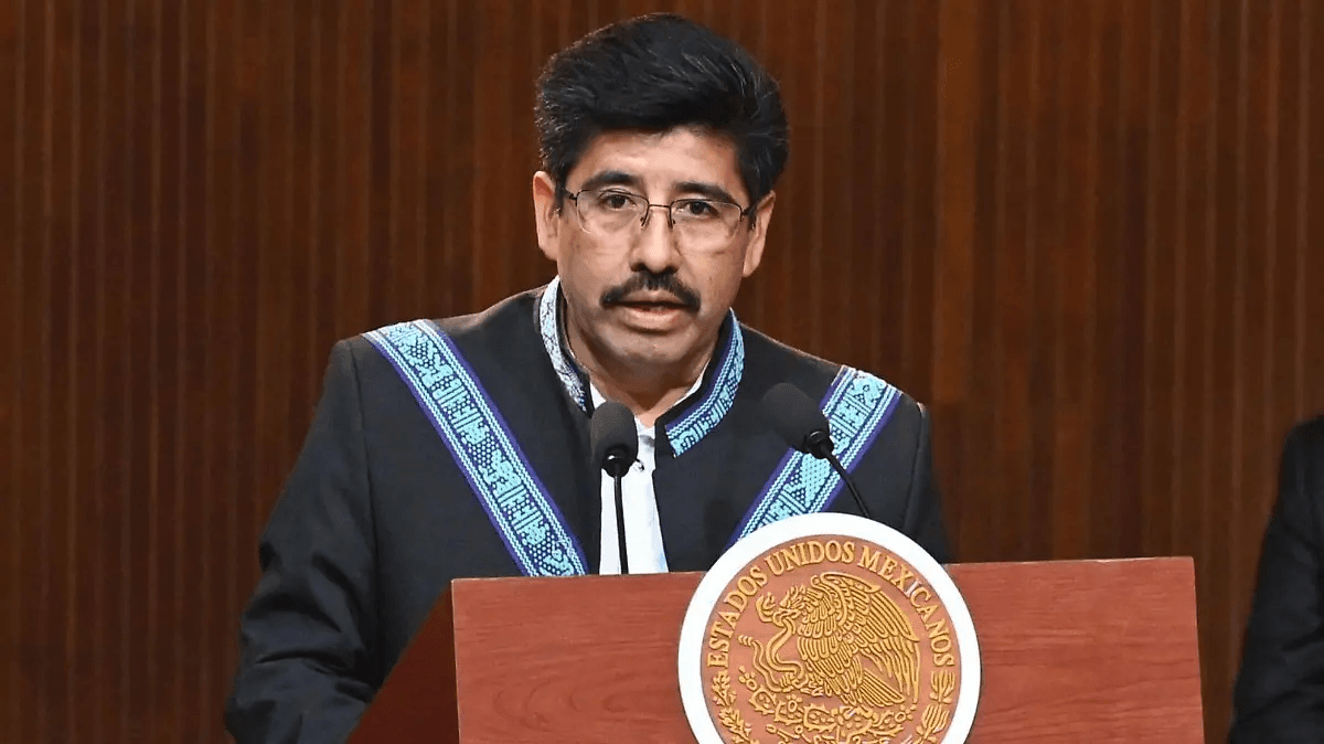 “No hay actitudes de superioridad o soberbia en mí”, dice Hugo Aguilar tras video limpiándole los zapatos