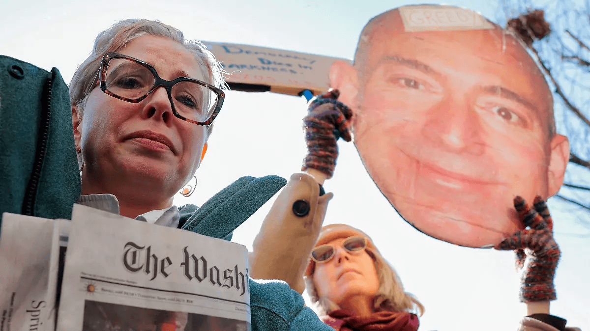 Centenares de personas protestan contra los despidos en The Washington Post